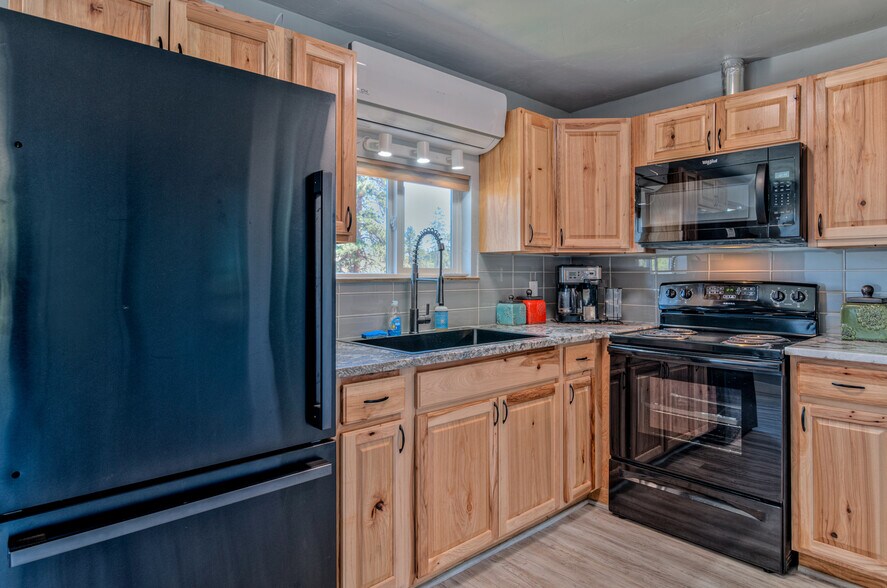 More Photos Of 404 SE Railroad St, Bend Apartments For Sale
