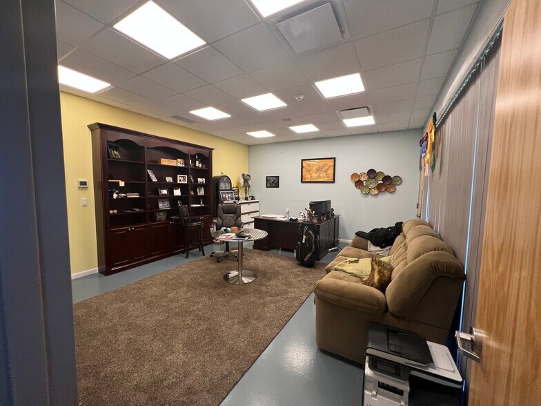 More Photos Of 16 Sawgrass Dr, Bellport Village Warehouse For Lease