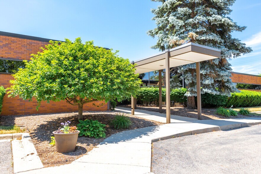 More Photos Of 909 W Maple Rd, Clawson Medical For Sale