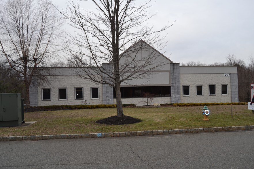 More Photos Of 207 Commercial Ct, Morganville Medical For Lease