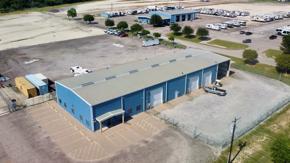 Primary Photo Of 110 E Barnett Dr, Cleburne Warehouse For Lease