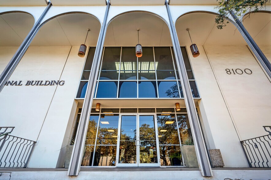 More Photos Of 8100 Broadway St, San Antonio Office For Sale