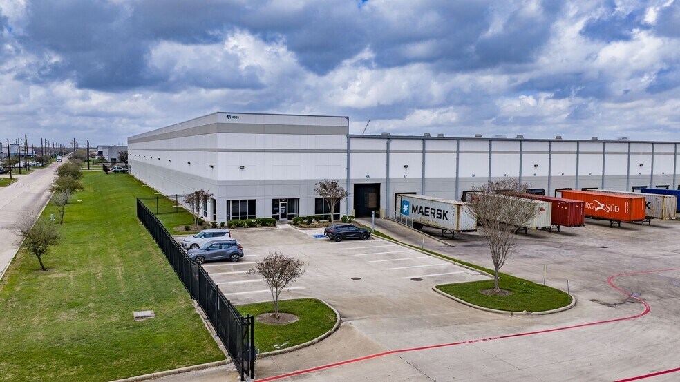More Photos Of 4331 Underwood Rd, Pasadena Distribution For Lease