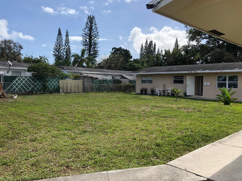 Primary Photo Of 2456 Lincoln St, Hollywood Apartments For Sale