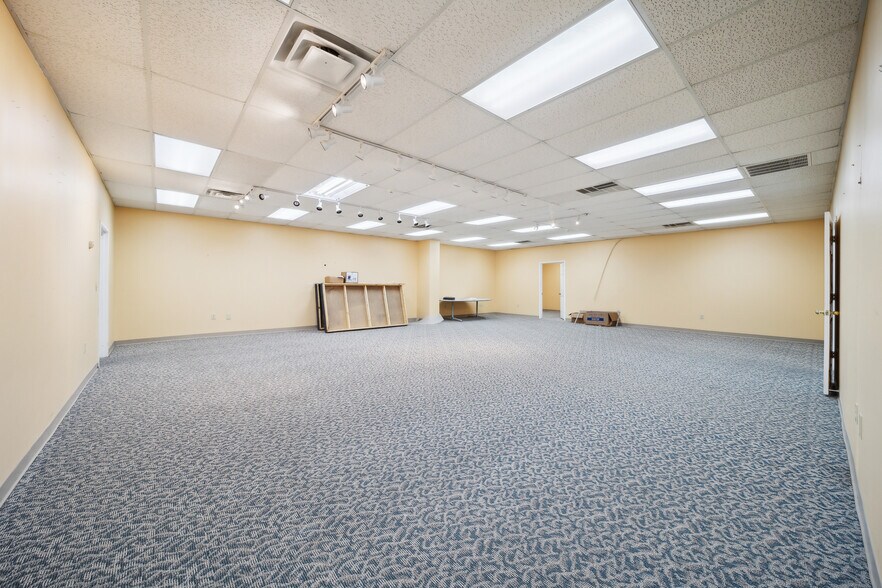 More Photos Of 710 S Adams St, Sapulpa Distribution For Sale