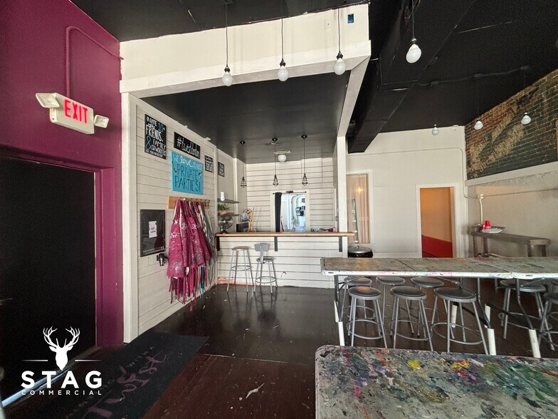 More Photos Of 208 W Oak St, Denton Storefront For Lease