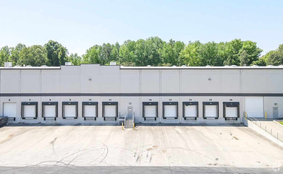 More Photos Of 2201 Interstate North Dr, Charlotte Warehouse For Lease
