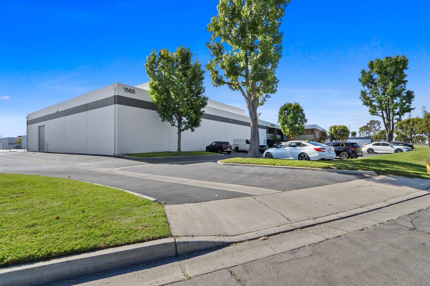 Primary Photo Of 1555-1565 S Sinclair St, Anaheim Light Manufacturing For Lease