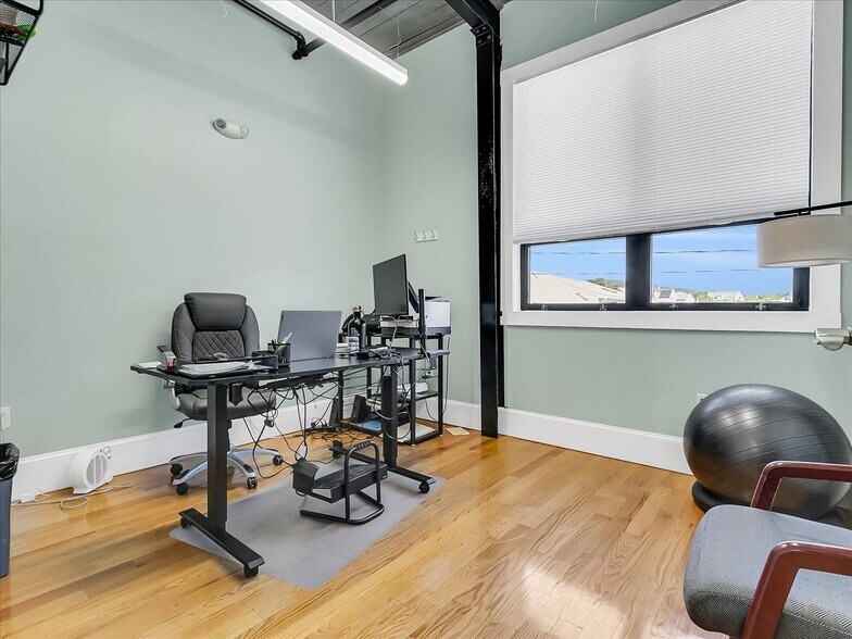 More Photos Of 100 Felton St, Waltham Light Distribution For Sale