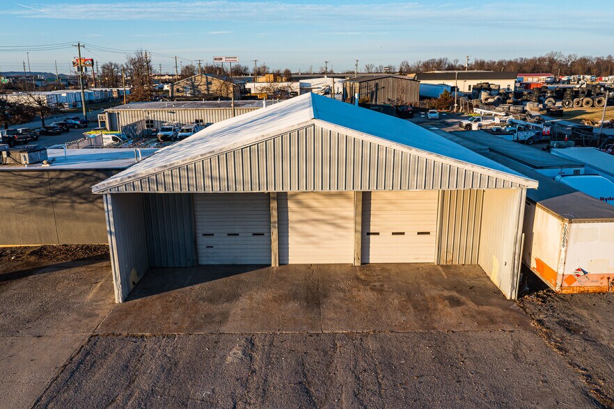 Primary Photo Of 1301 Fabricon Blvd, Jeffersonville Light Manufacturing For Lease