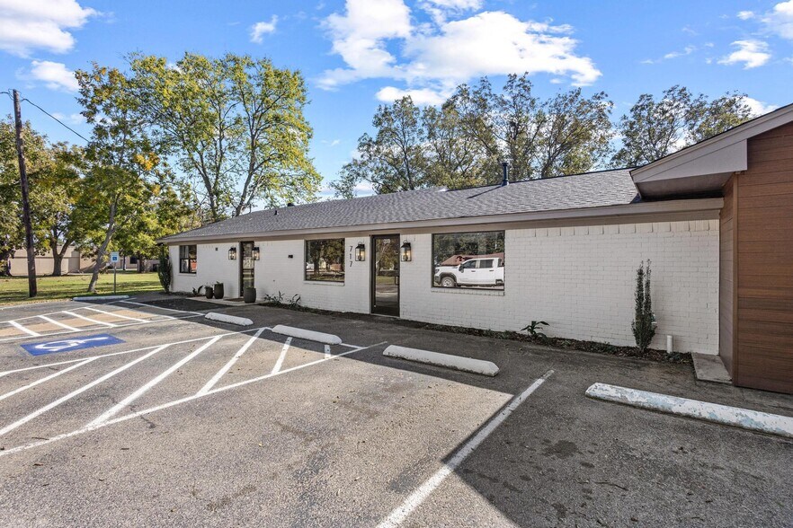 More Photos Of 717 E Liberty St, Pilot Point Storefront Retail Office For Lease