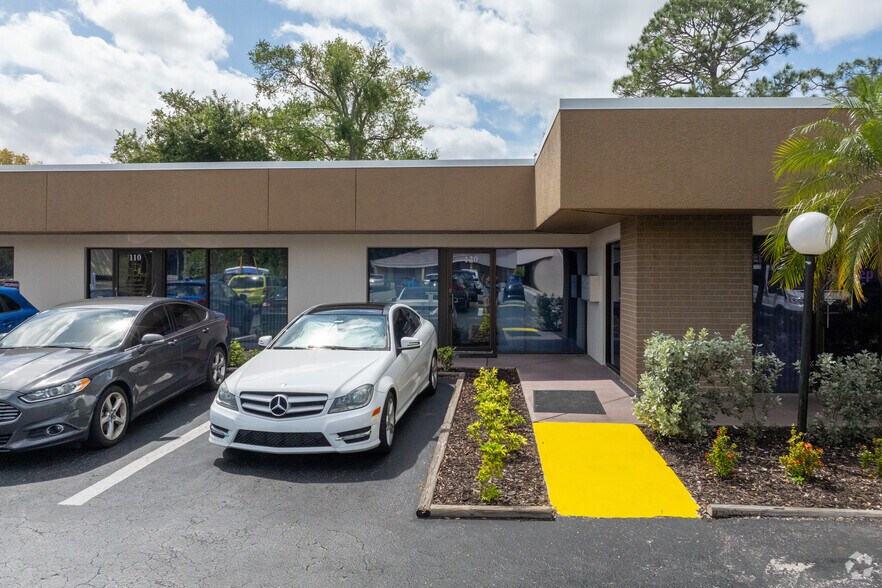 More Photos Of 6313 Corporate Ct, Fort Myers Office Residential For Lease