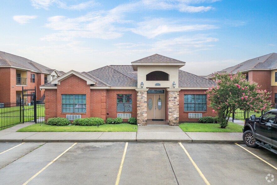 More Photos Of 107 Oak Park Dr, Clute Apartments For Sale