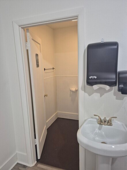 More Photos Of 1235 Cross St SE, Salem Freestanding For Lease
