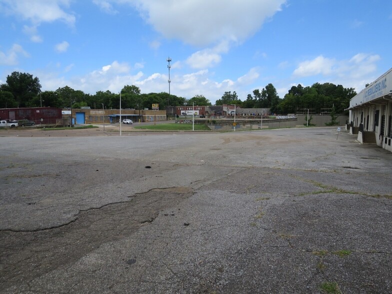 More Photos Of 845 E E.H. Crump Blvd, Memphis Warehouse For Sale