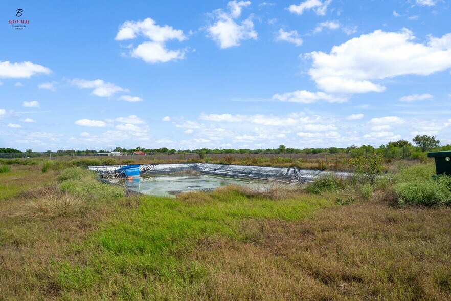 More Photos Of 833 County Road 583, La Coste Research And Development For Sale