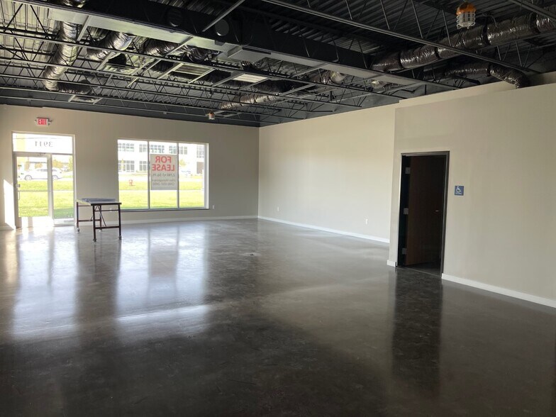 More Photos Of 3911 S Rochester Rd, Rochester Hills Storefront For Lease