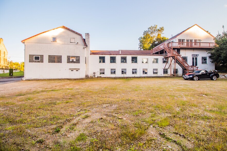 More Photos Of 1150 Main St, Leicester Showroom For Lease