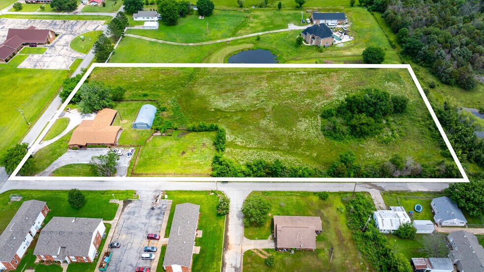 More Photos Of 1404 S B St, Henryetta Veterinarian Kennel For Sale
