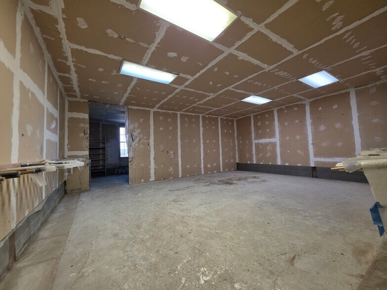 More Photos Of 2034 W 5th St, Washington Showroom For Sale