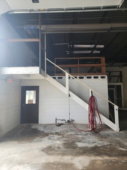 More Photos Of 103 Quarry Rd, Rochelle Warehouse For Lease
