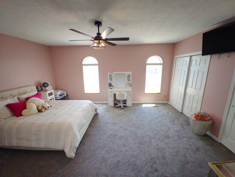 More Photos Of 114 E 5th St, Wahoo Bar For Sale