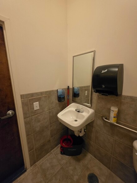 More Photos Of 3208 W Gate City Blvd, Greensboro Freestanding For Lease