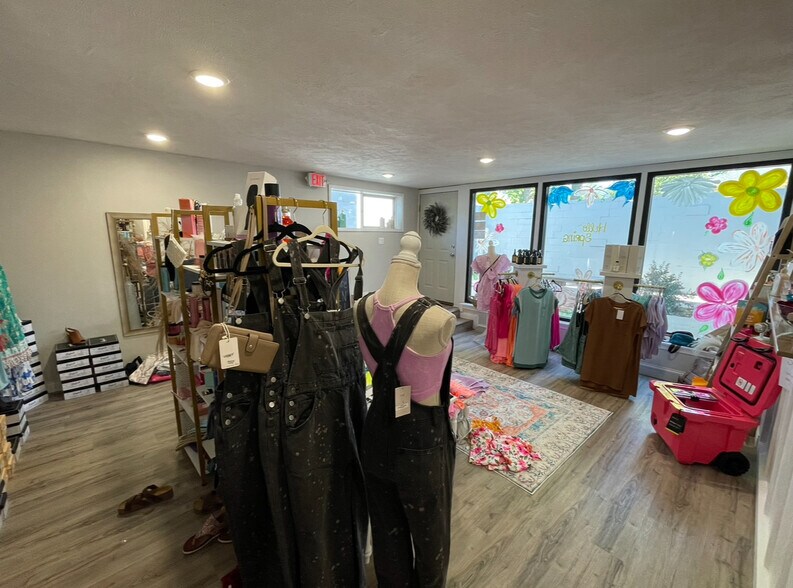 More Photos Of 116 W 19th St, Falls City Showroom For Sale
