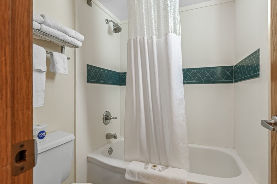 More Photos Of 310 S McCune St, Pilot Knob Hotel For Sale