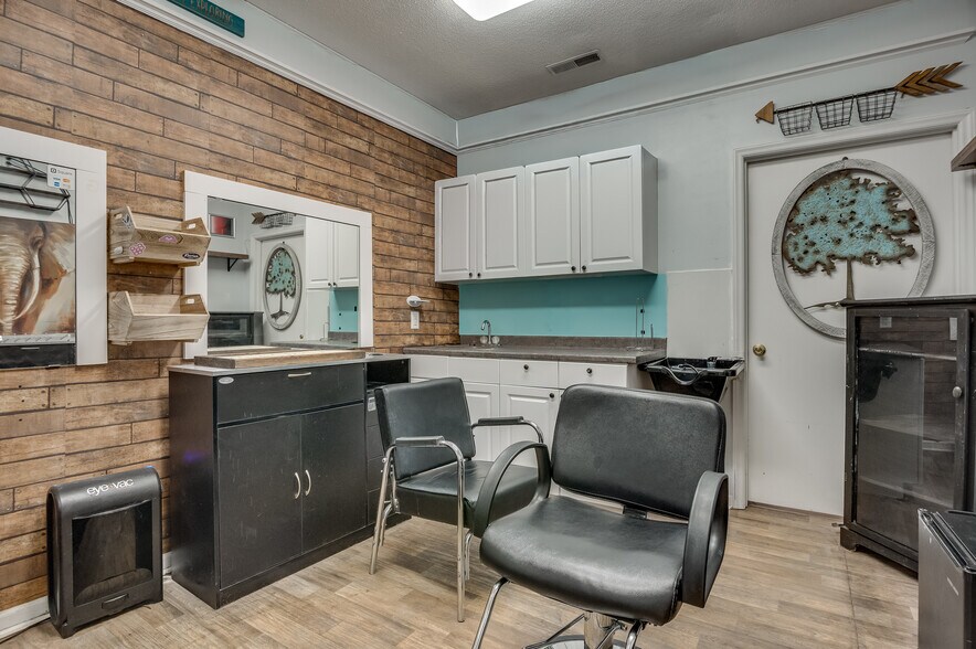 More Photos Of 411 Western Blvd, Jacksonville Office For Sale