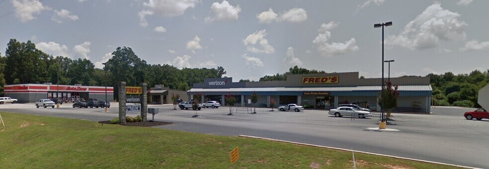 More Photos Of 200 E Louise St, Clarkesville Freestanding For Lease