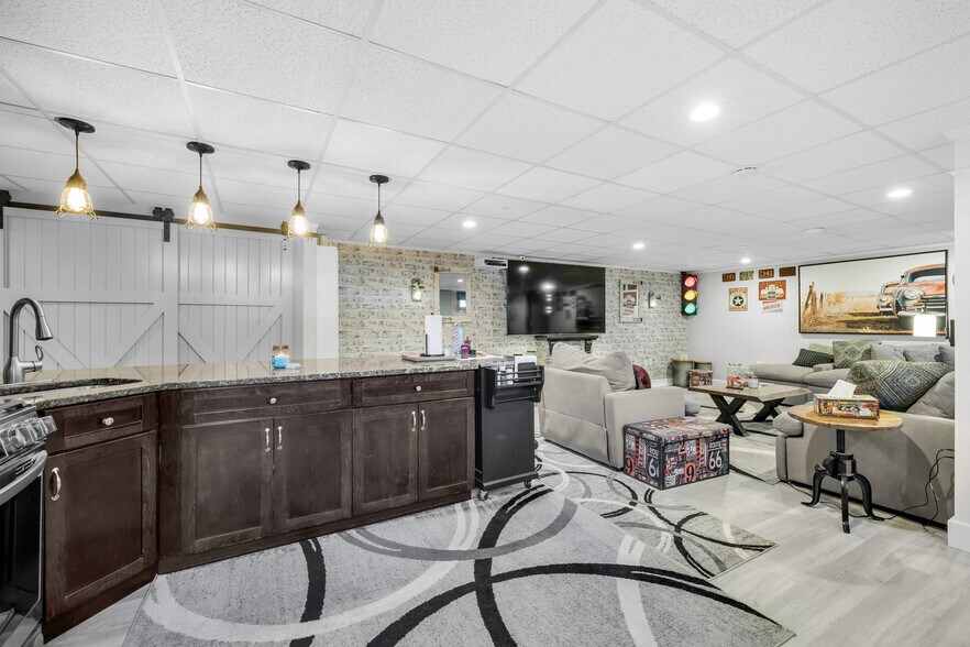 More Photos Of 300 Riverside Ave, Bristol Manufacturing For Sale