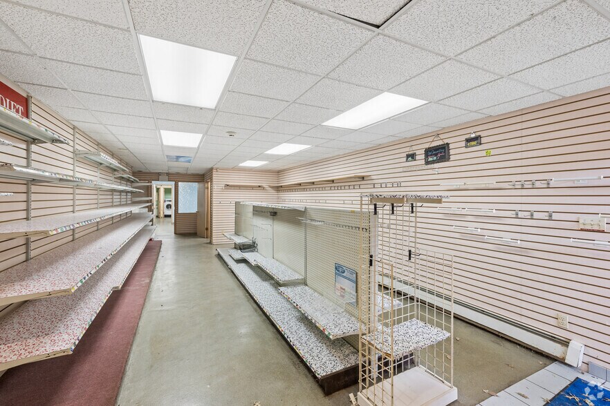 More Photos Of 262 Main St, Madison Veterinarian Kennel For Sale