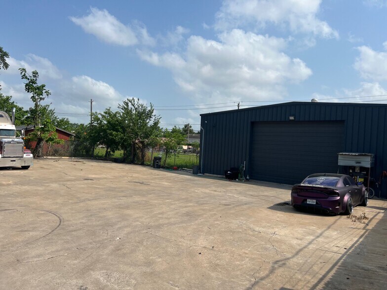 More Photos Of 5101 Canal St, Houston Flex For Lease