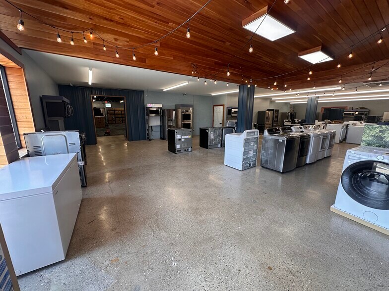 More Photos Of 1623-1635 Chicago Dr SW, Grand Rapids Freestanding For Lease