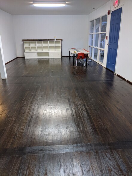 More Photos Of 105 NE 193rd St, Shoreline Flex For Lease