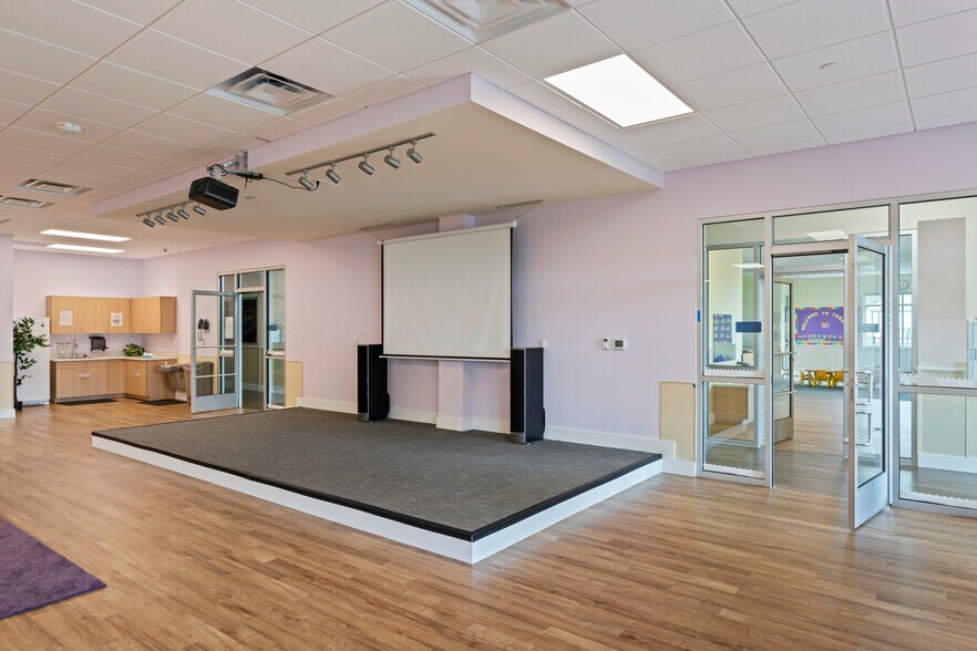 More Photos Of 42525 Tall Cedars Pkwy, Chantilly Schools For Lease