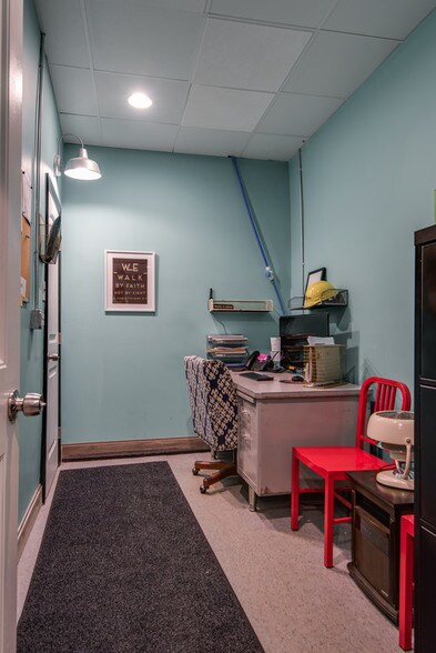 More Photos Of 1115 Lakeview Dr, Franklin Freestanding For Sale