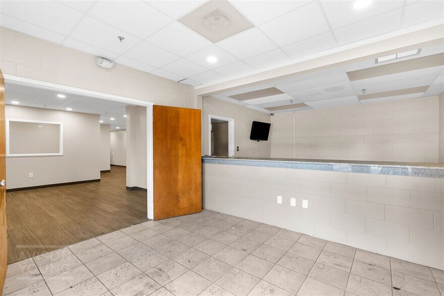 More Photos Of 300 S Main St, Mauldin Warehouse For Sale