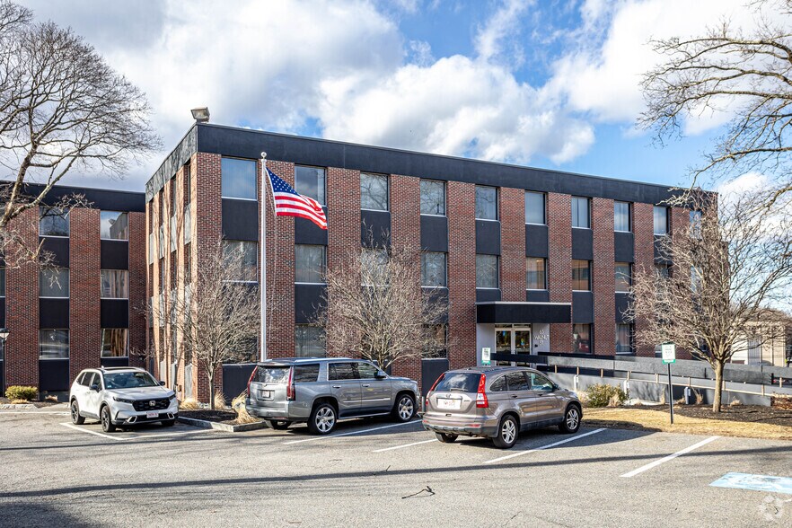 More Photos Of 65 Walnut St, Wellesley Medical For Lease