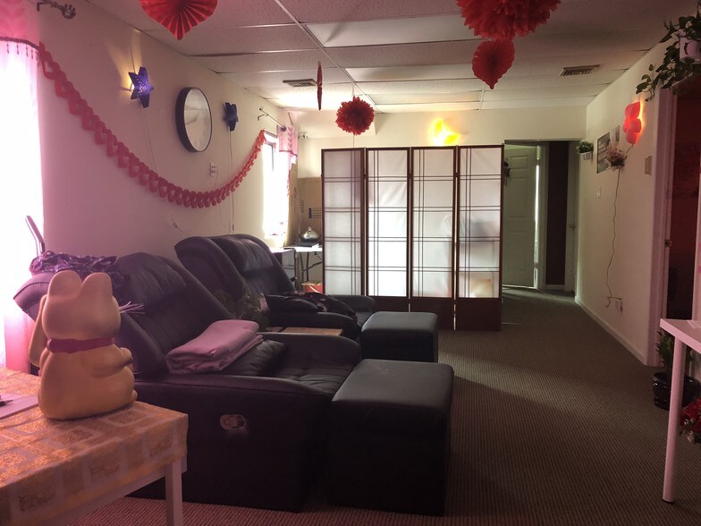 More Photos Of 870 W Jericho Tpke, Huntington Office For Sale