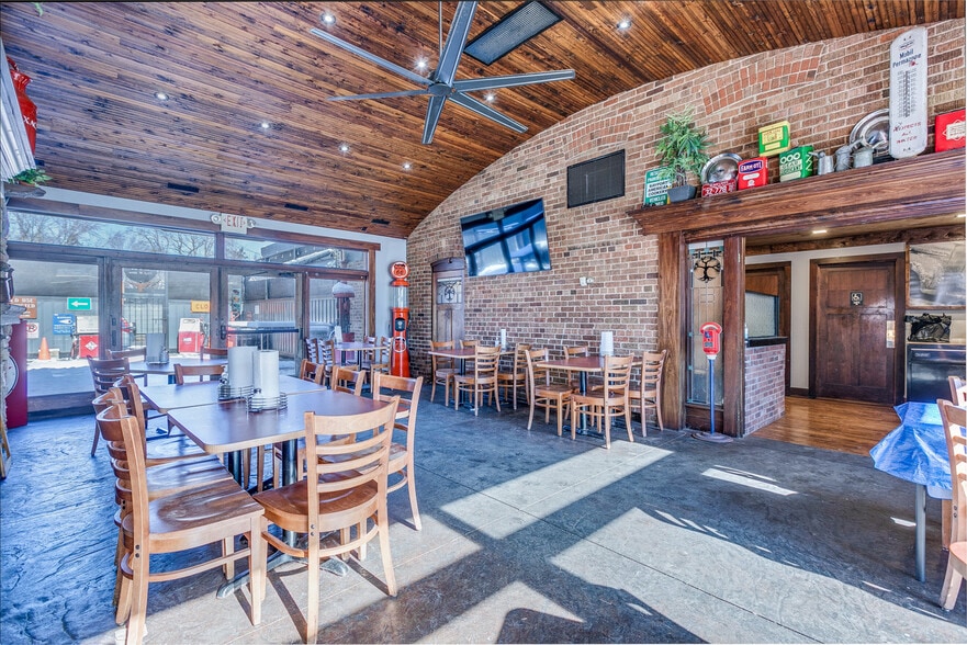 More Photos Of 328 5th Ave N, Bayport Restaurant For Sale