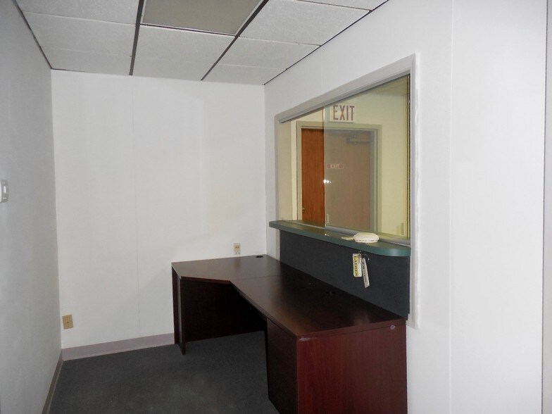 More Photos Of 905 N Macomb St, Monroe Medical For Lease