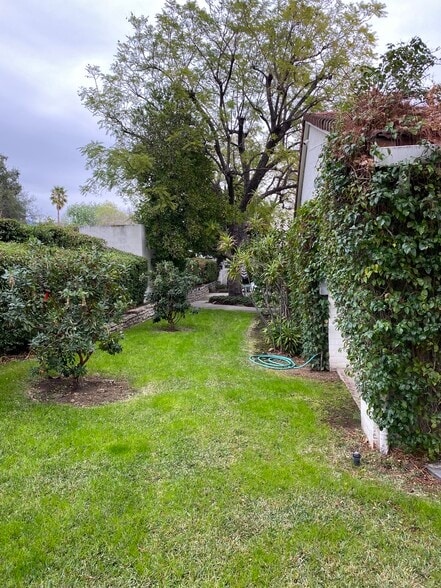 More Photos Of 2065-2095 Huntington Dr, San Marino Office For Sale