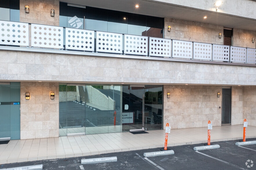 More Photos Of 11331 Ventura Blvd, Studio City Loft Creative Space For Lease