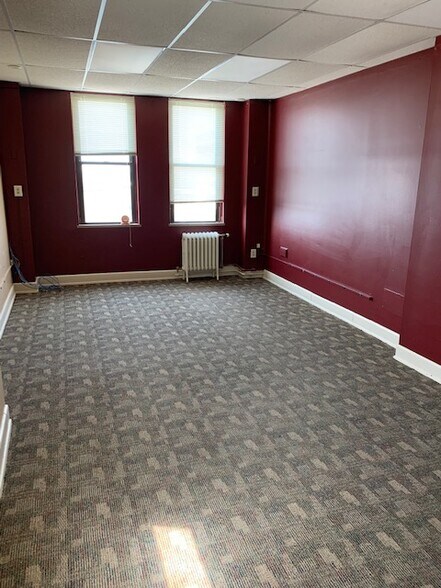 More Photos Of 103 E State St, Mason City Office For Lease