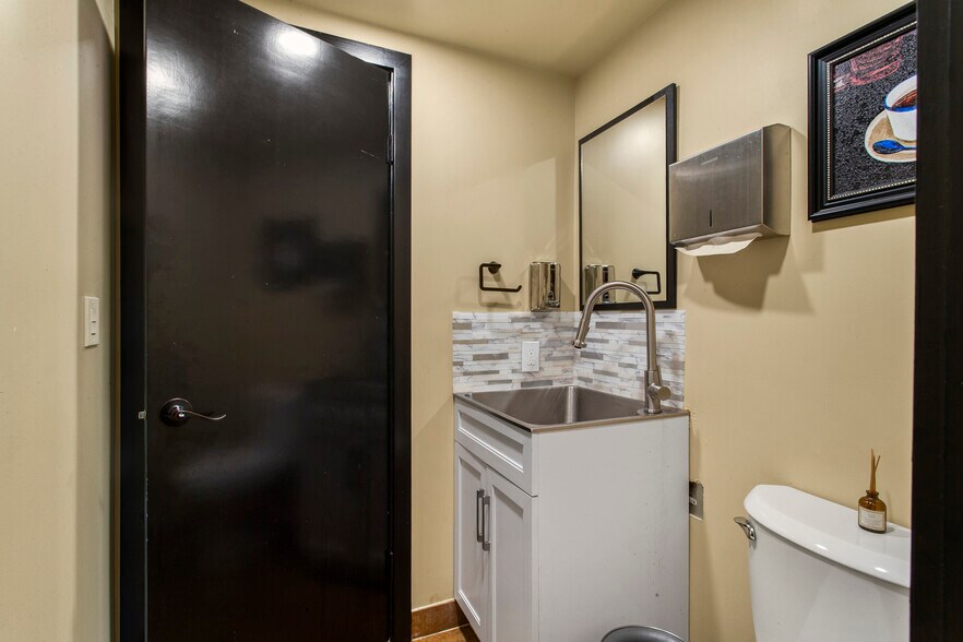 More Photos Of 15390 SW 116th Ave, Portland Medical For Sale