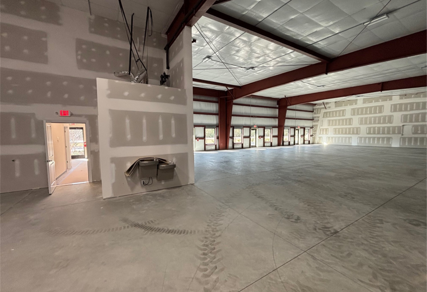 More Photos Of 4270 US Highway 421 N, Wilmington Light Manufacturing For Lease