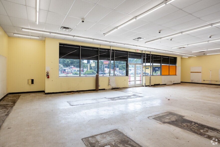 More Photos Of 4072 Glenwood Rd, Decatur Freestanding For Lease