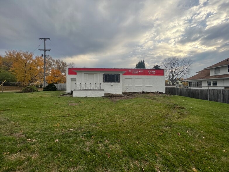 More Photos Of 556 Auburn Ave, Pontiac Light Manufacturing For Lease